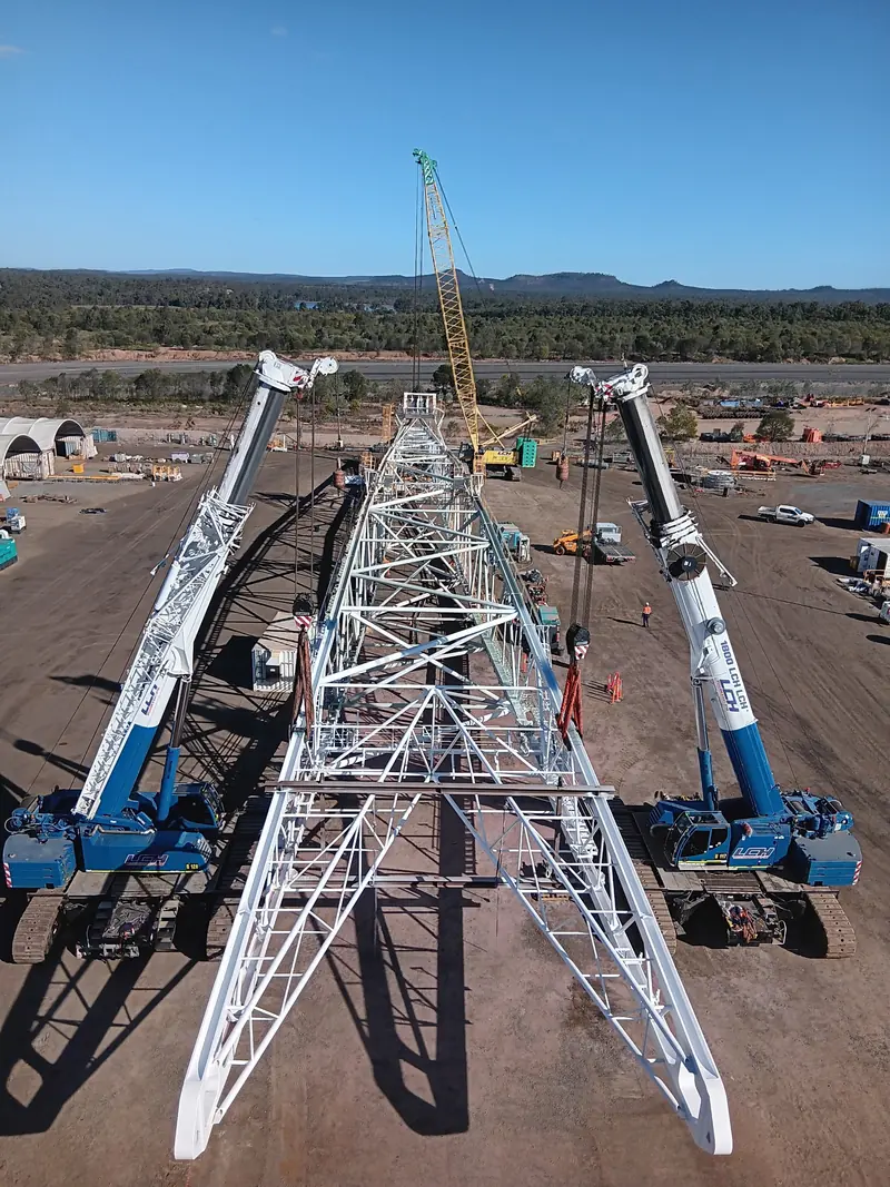 New boom section lifted by two crawler cranes